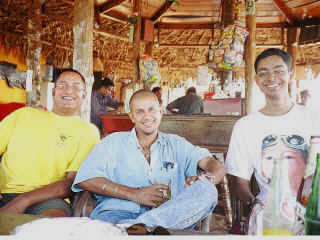 family-03.jpg (71993 bytes)