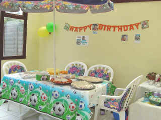 6thBirthday-01.jpg (64842 bytes)