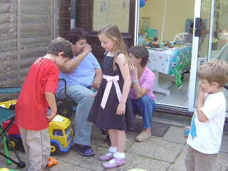 6thBirthday-16.jpg (68354 bytes)