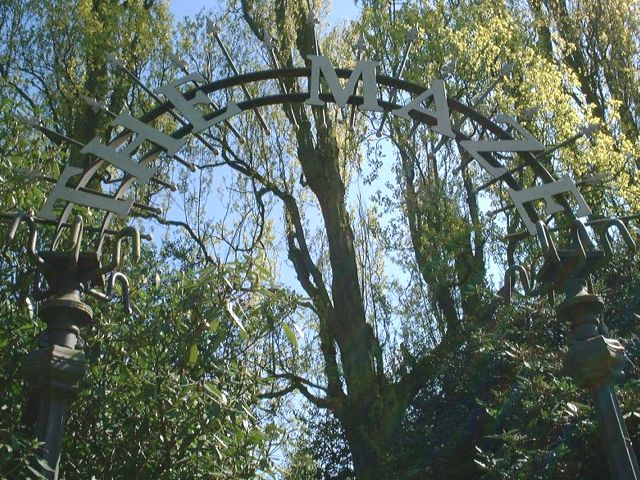 7april02-17.jpg (117565 bytes)